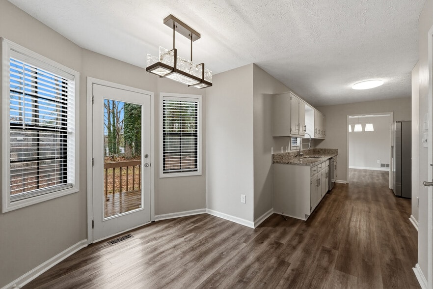 Breakfast nook - 4357 Marjorie Road Southwest