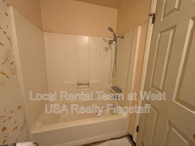 Building Photo - 4513 E Hollygreen Rd