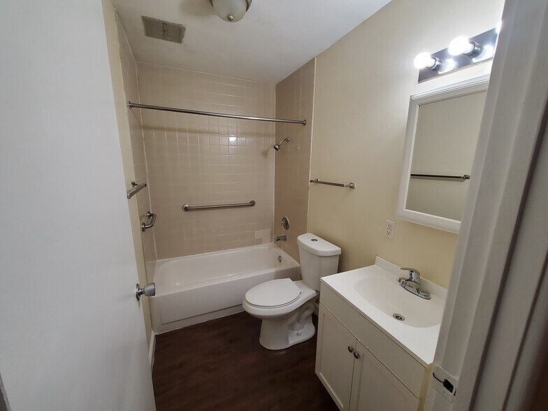 Building Photo - 1532 Hobson Dr