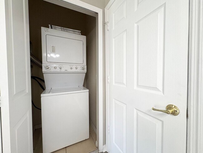 Building Photo - Gated 3B/2.5B Sanford Townhome ~ Fresh paint! ~ New flooring!