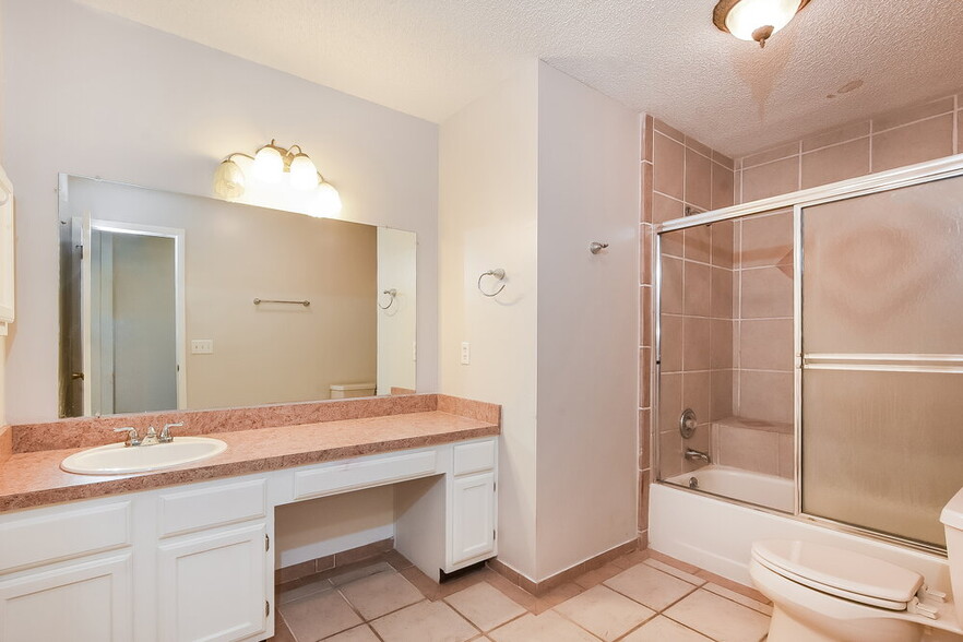 Building Photo - 402 E Springtree Way