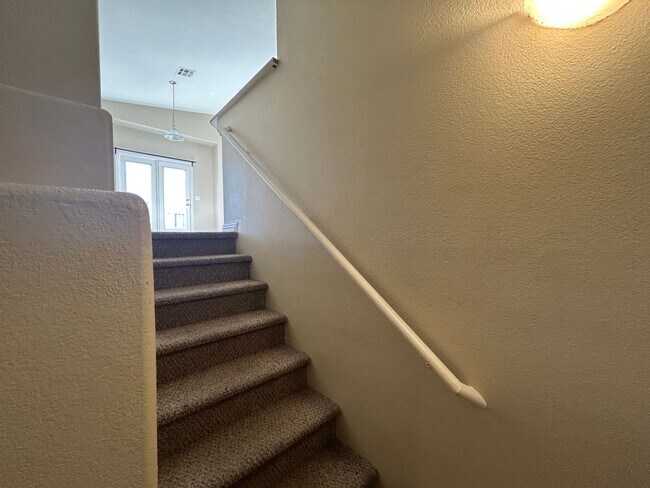 Building Photo - Townhome with garage