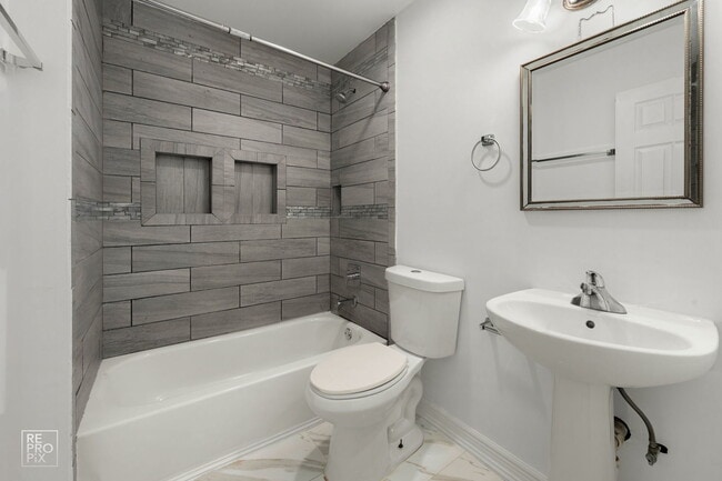 Building Photo - 1705 College Green Dr