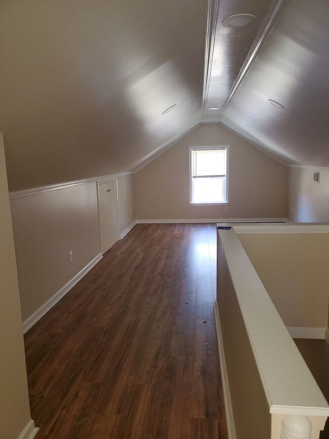 Building Photo - Newly renovated 3 bedroom, 2 bath home nea...