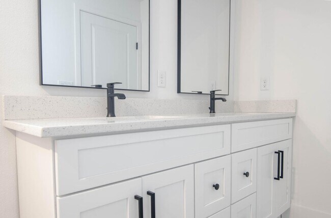 Building Photo - 10235 Stonecrop Ave