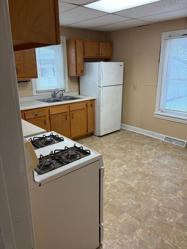 Building Photo - Charming 2-Bedroom, 1.5-Bath with Garage & Fenced Yard