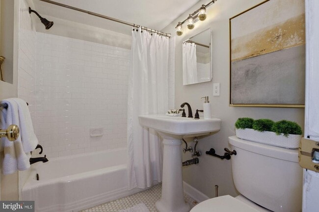 Building Photo - Beautiful 1BR/1BA in Downtown Bethesda. Al...