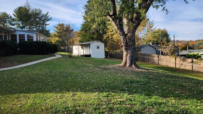 Building Photo - 3 BR Home Across From Country Club Golf Co...