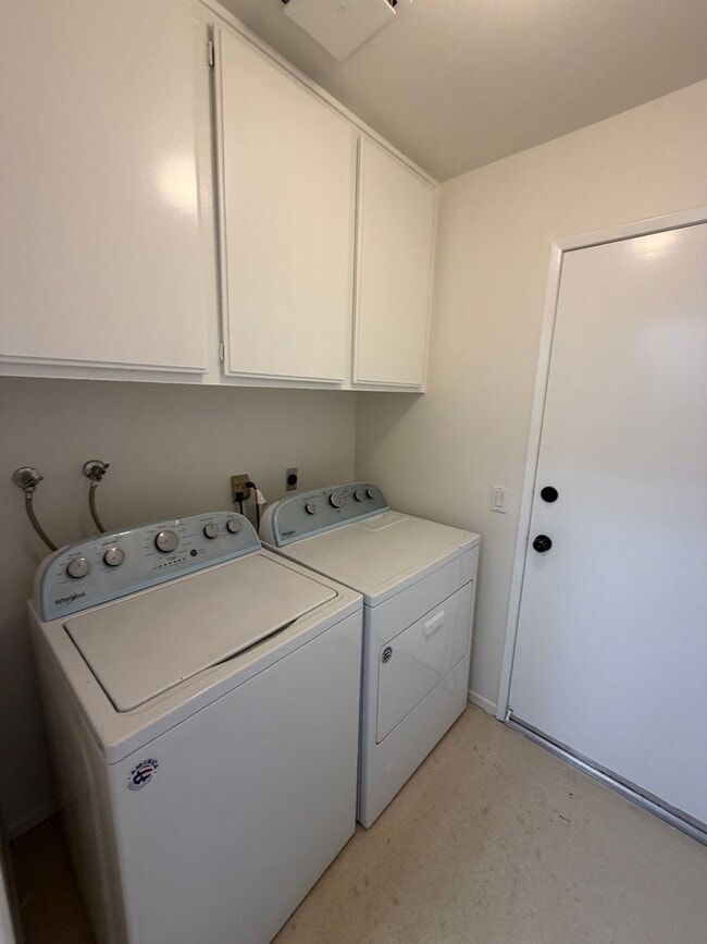 Building Photo - Single story 3 bed, 2 bath home with yard