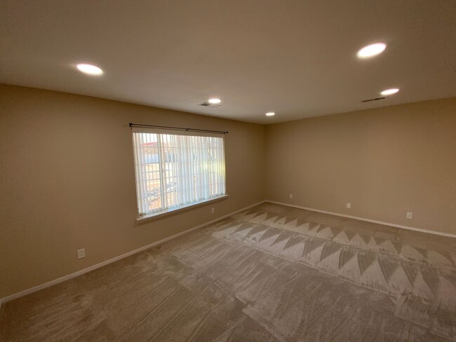 Building Photo - Beautifully Remodeled 3 Bedroom Single Sto...