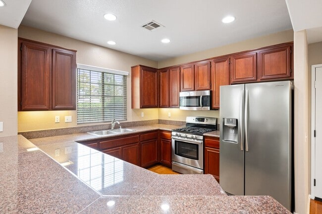 Building Photo - Beautiful townhome in the desirable Rancho Rose community in Jeffries Ranch!