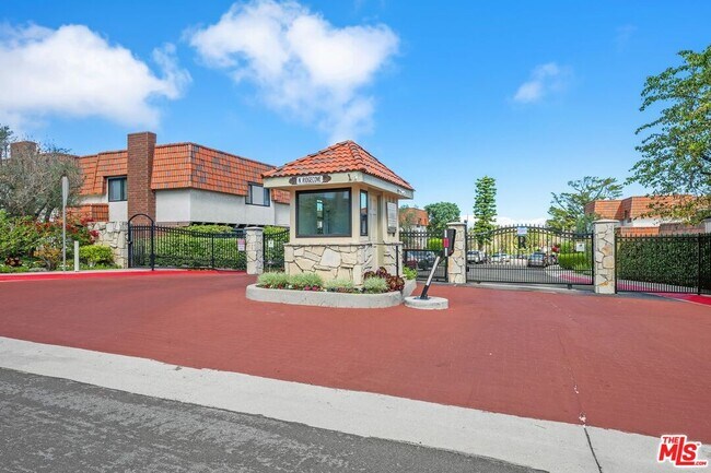 Building Photo - 27912 Ridgecove Ct N