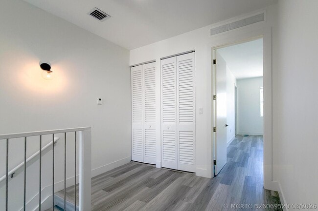 Building Photo - 405 NE 35th Ct