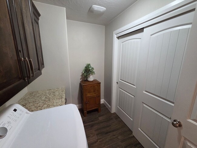 Building Photo - Stunning 3 bed home - like new