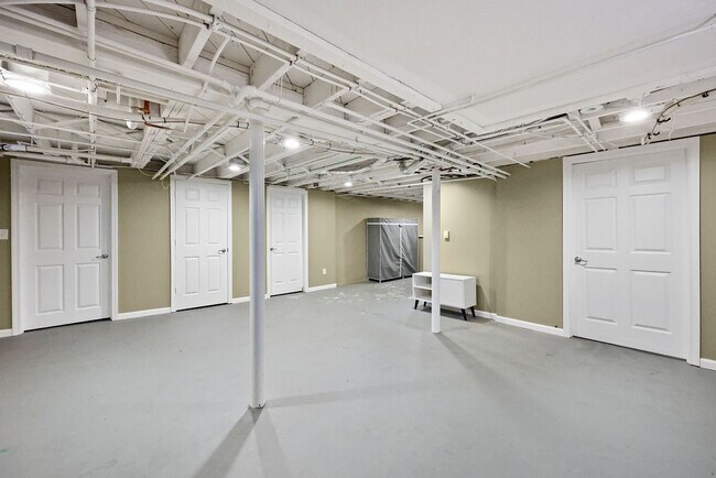 Building Photo - 15 Arapahoe Rd