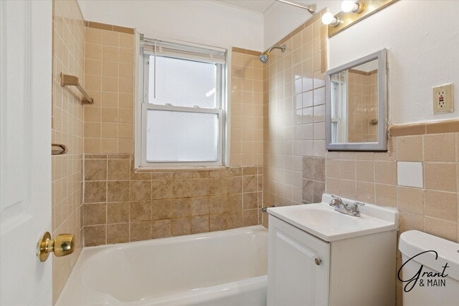 Building Photo - $1,100/month - 2 Bed 1 Bath