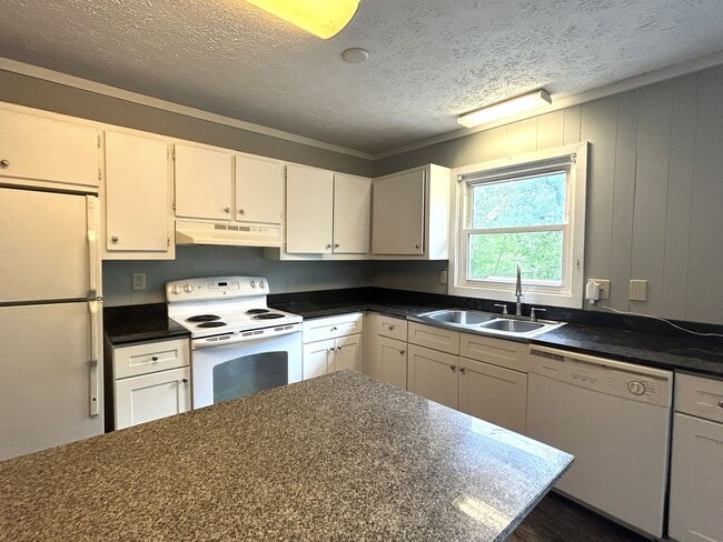 Building Photo - Three-Bedroom Upper Duplex Near Downtown B...