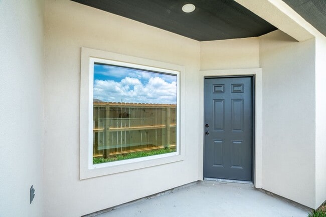 Building Photo - 1010 Escondido Ln E