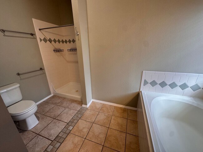 Building Photo - Beautiful 3 Bedroom, 2 Bathroom, 3 Car Garage