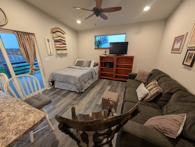 Building Photo - Lovely Furnished Apartment in the Clarkston Heights