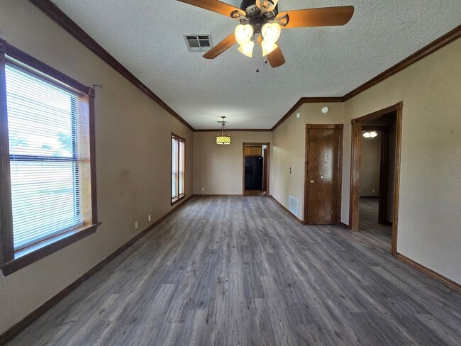 Building Photo - Charming 2 bedroom, 1 bathroom home