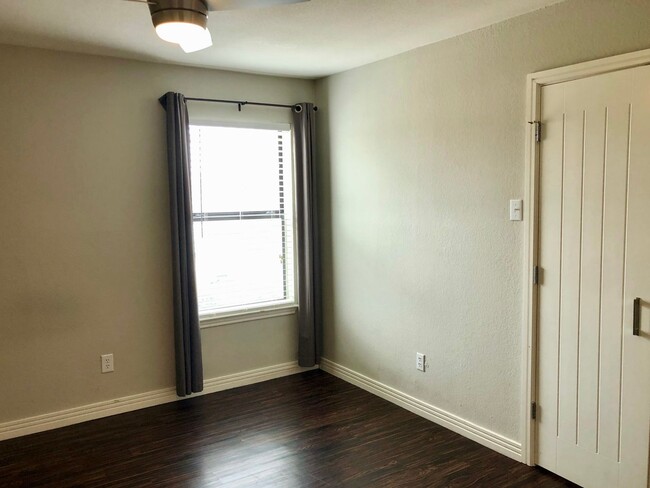 Building Photo - 2-Bedroom 2-Bathroom condo walking distanc...