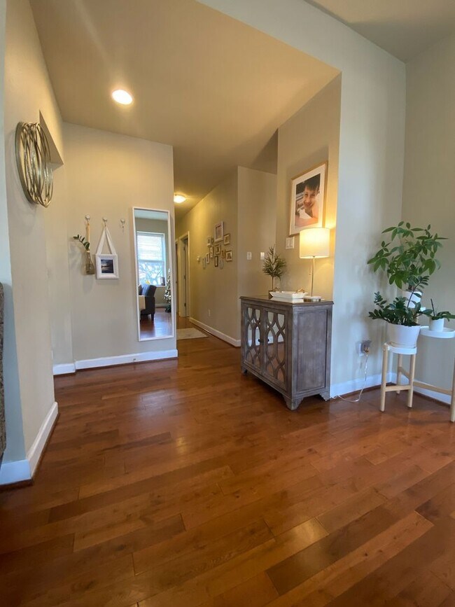 Building Photo - 627 Clara Ave