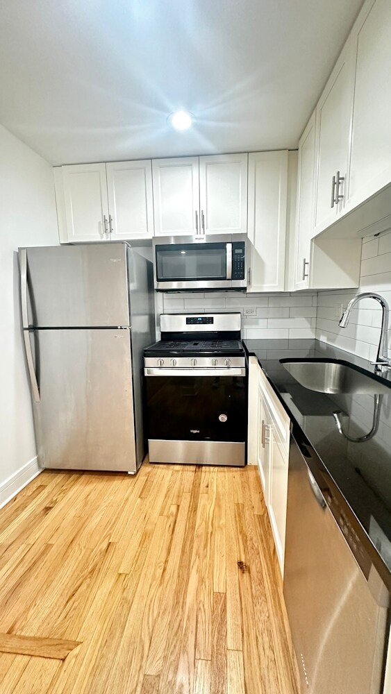 Building Photo - 6954 N Sheridan Rd