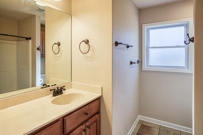 Building Photo - 16 Jubileo Ln