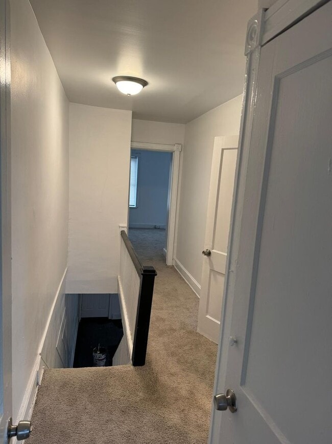 Building Photo - Recently Renovated Three Bed One Bath Ready For A New Tenant!