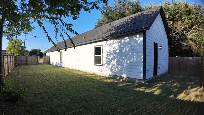 Building Photo - 4709 Lee St
