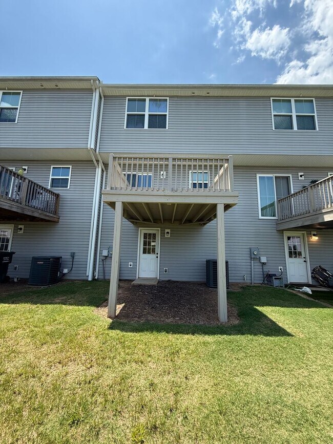 Building Photo - 3/2.5 Townhome Available Now in Simpsonville!