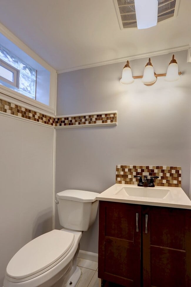 Building Photo - 3 Bedroom 2 Full Bath Row Home Minutes from Morgan State