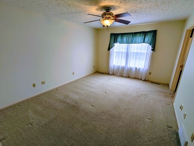 Building Photo - Spacious 3-Bedroom Ranch with Private Mast...