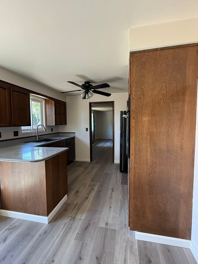 Building Photo - Stunning Pet Friendly Three Bedroom Corval...