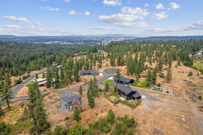 Building Photo - Gorgeous Grandview 5 Bedroom 3 Bath Luxury...