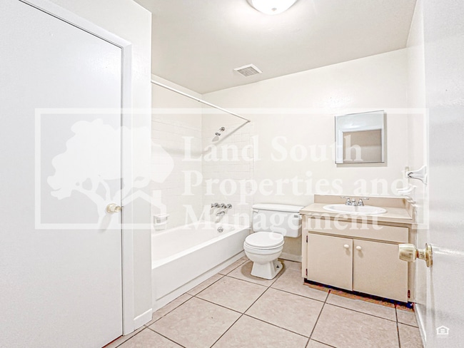 Building Photo - 2527 Crystal Lake Acres Dr