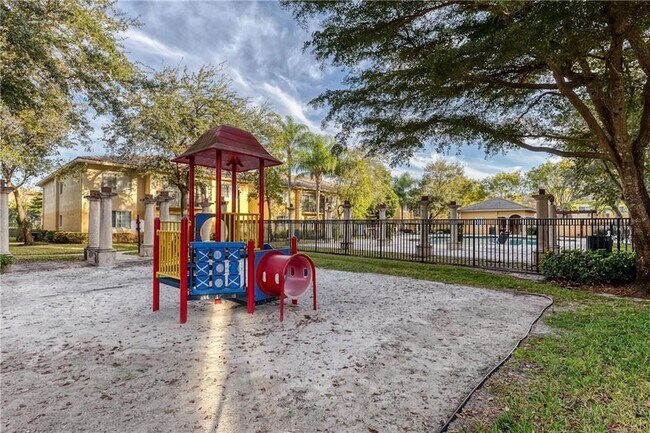 Building Photo - 1700 Crestwood Ct S