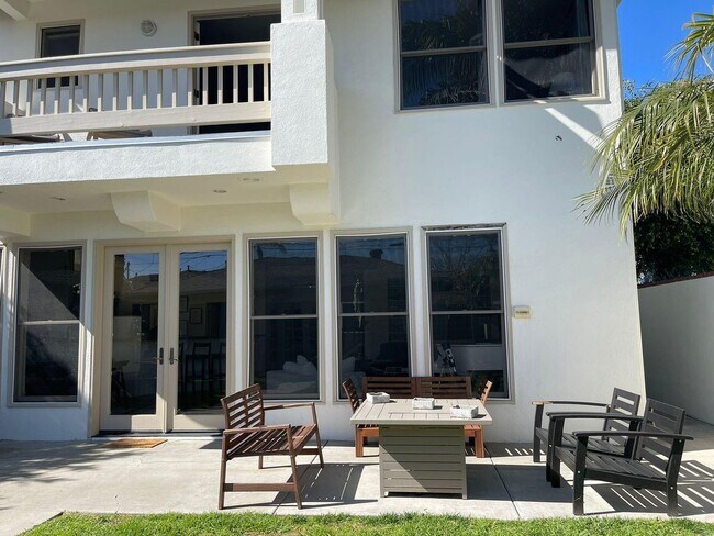 Building Photo - Spacious 5 bedroom home in Coronado's Village