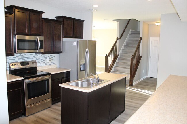 Building Photo - Spacious 5 Bedroom Home in Avon.