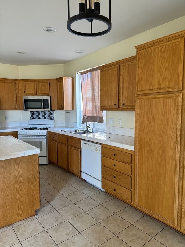 Building Photo - Beautiful 4 bedroom home soon available for rent!