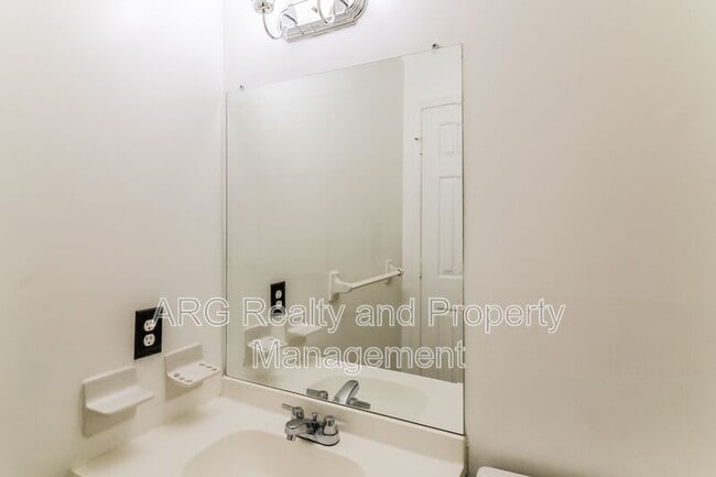 Building Photo - 2140 Fairway Ct SE