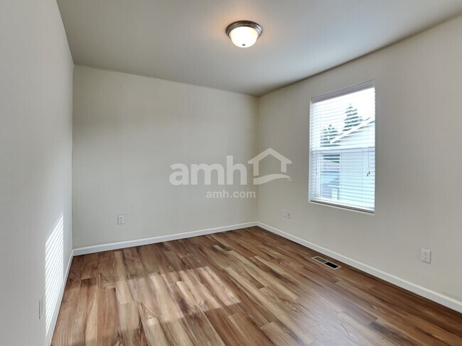 Building Photo - 9011 NE 165th Ave