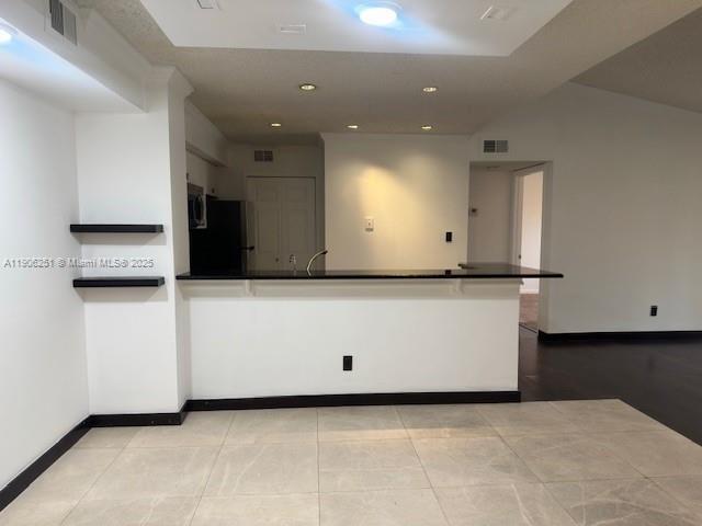 Building Photo - 650 S Park Rd