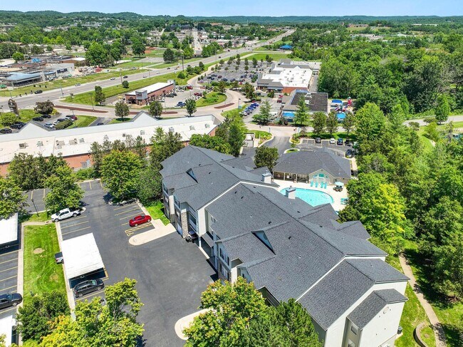 Building Photo - 400 Legends Terrace Dr