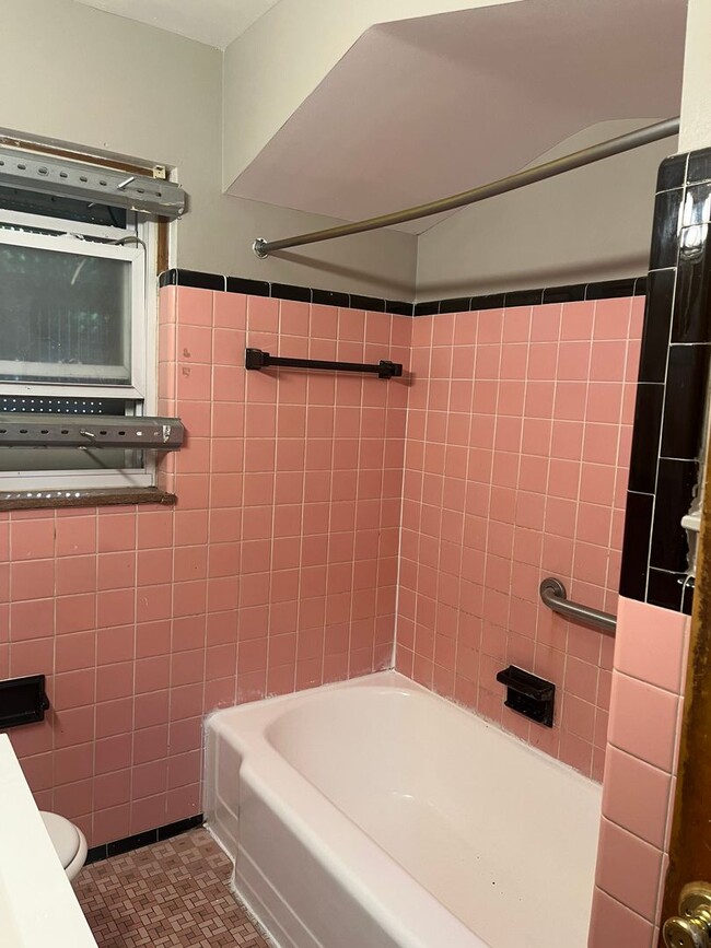 Building Photo - Lovely renovated 3 bedroom house