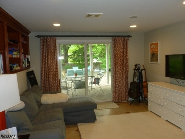 Building Photo - 48 Woodmont Rd
