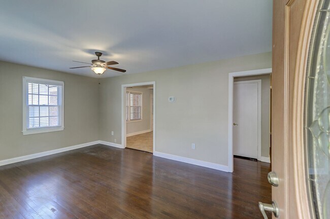 Building Photo - Renovated Brick Ranch!