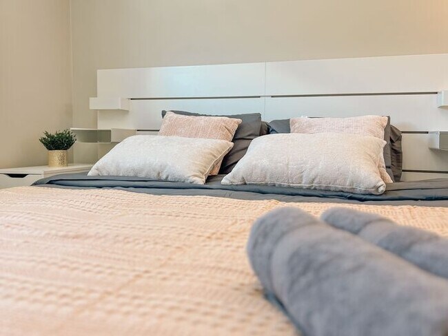 Building Photo - Modern Retreat with Spacious Yard & Cozy Interiors