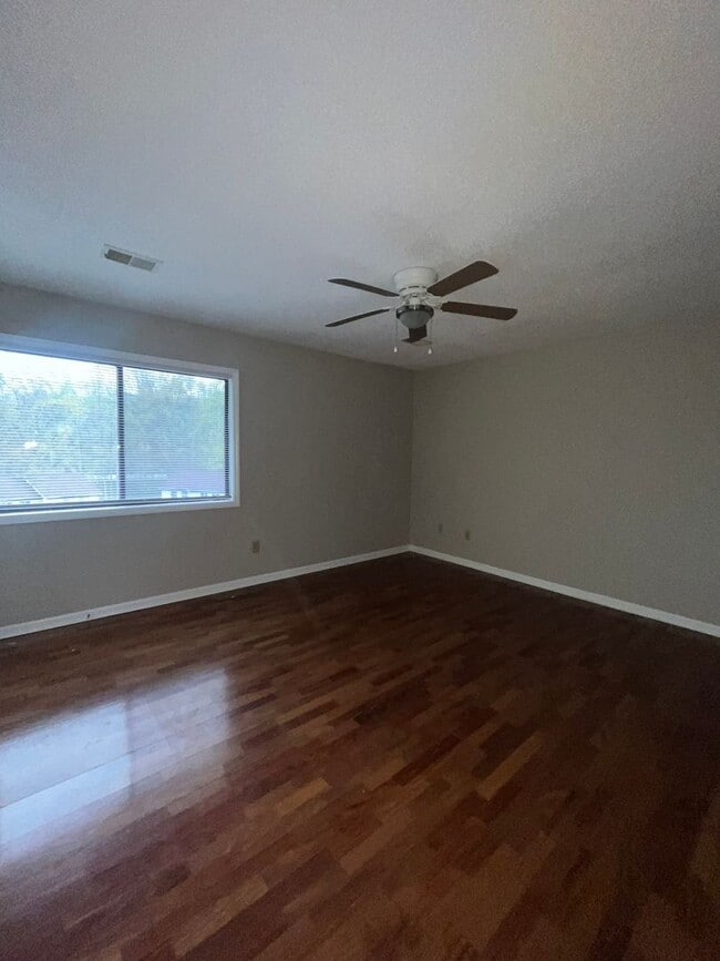 Building Photo - Large 3 bed/2.5 bath, 3-story condo with B...